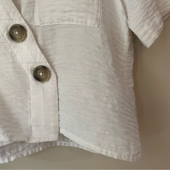 ICÔNE by SIMONS Asymmetrical Button Cropped Short Sleeve Blouse Women’s Small - Picture 4 of 6